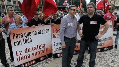 Dámado Casado y Unai Sordo delante de una protesta de trabajadores, en Bilbao.