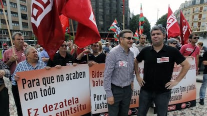 Dámado Casado y Unai Sordo delante de una protesta de trabajadores, en Bilbao.