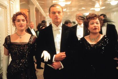 Winslet, DiCaprio y Bates, en una escena del filme.