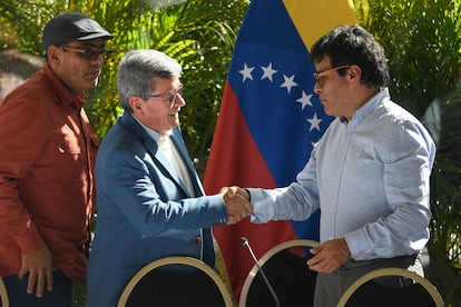 Pablo Beltrán (i), en representación de la guerrilla colombiana Ejército de Liberación Nacional (ELN), le da la mano a Iván Danilo Rueda (d), Alto Comisionado para la Paz, en Caracas, el 12 de diciembre de 2022.