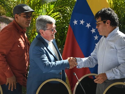 Pablo Beltrán (i), en representación de la guerrilla colombiana Ejército de Liberación Nacional (ELN), le da la mano a Iván Danilo Rueda (d), Alto Comisionado para la Paz, en Caracas, el 12 de diciembre de 2022.