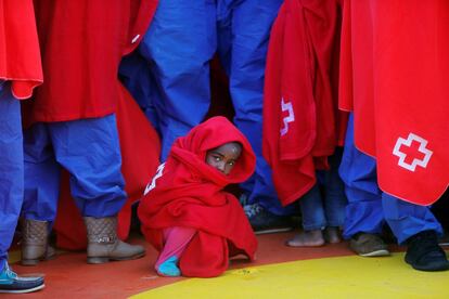 Un niño migrante, interceptado frente a la costa en el mar Mediterráneo, antes de desembarcar de un bote de rescate tras llegar al puerto de Málaga.