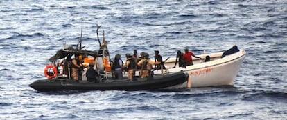 Soldados españoles auxilian a la embarcación somalí.