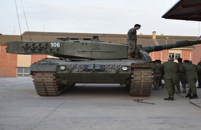 Instrucción de soldados ucranios con un carro de combate Leopard en el Centro Nacional de Adiestramiento de Zaragoza.