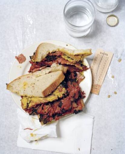 El famoso sándwich de pastrami on rye (en pan de centeno) del restaurante Katz’s, en Nueva York.