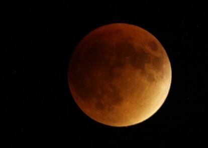 Vista de l'eclipsi total de la lluna a Lecompton, Kansas.