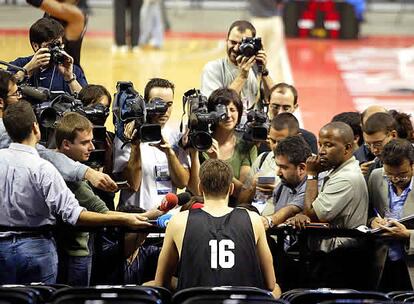 Pau Gasol, jugador del equipo dMenphis Grizzlies de la NBA, atendiendo a los periodistas tras en el entrenamiento en el Palau Sant Jordi de Barcelona.