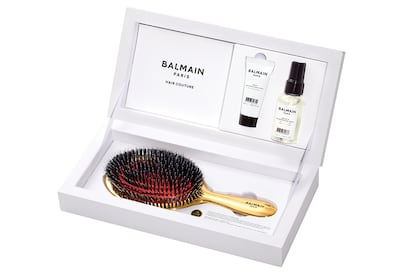 La red densa de púas de jabalí del cepillo de Balmain promete una melena más limpia por más tiempo al distribuir los aceites naturales del cabello. Además, es una pieza de exposición.