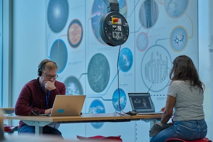 Dos personas participan en un taller interactivo de tomografía por emisión de positrones en el nuevo centro de educación y divulgación del CERN, Science Gateway.