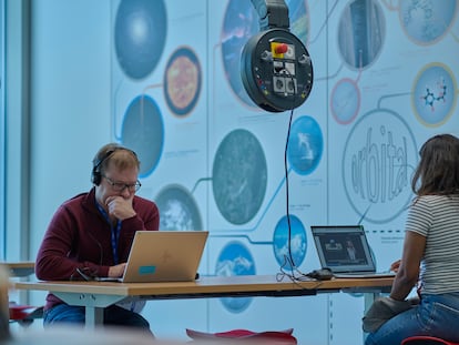 Dos personas participan en un taller interactivo de tomografía por emisión de positrones en el nuevo centro de educación y divulgación del CERN, Science Gateway.