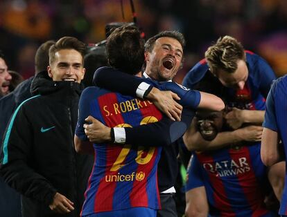 Luis Enrique se abraza con Sergi Roberto, autor del sexto gol del Barcelona.