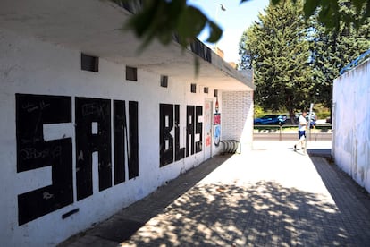 San Blas, alberga a 60.000 personas y nació en los años cincuenta como una zona de realojo del Plan de Urgencia Social franquista, que construyó en tiempo record miles de viviendas para emigrantes llegados del campo.