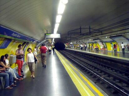 Muchas personas esperan la llegada de un convoy del suburbano en la estación de Pueblo Nuevo durante la huelga de este miércoles.