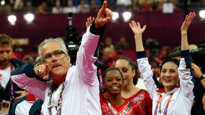 O técnico da equipe feminina de ginástica dos Estados Unidos, John Geddert, comemora com a equipe a medalha de ouro nos Jogos Olímpicos de Londres 2012.