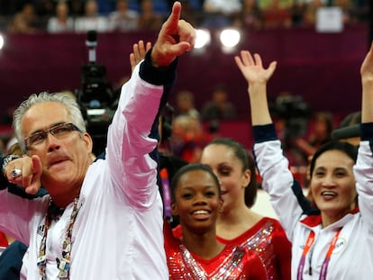 O técnico da equipe feminina de ginástica dos Estados Unidos, John Geddert, comemora com a equipe a medalha de ouro nos Jogos Olímpicos de Londres 2012.