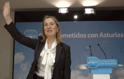 La ministra de Fomento, Ana Pastor, saluda durante el mitin celebrado ayer en Gijón en el marco de la campaña electoral del 25M.