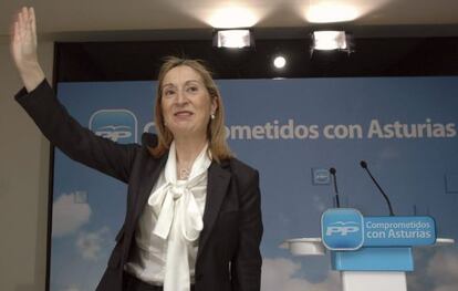 La ministra de Fomento, Ana Pastor, saluda durante el mitin celebrado ayer en Gij&oacute;n en el marco de la campa&ntilde;a electoral del 25M. 