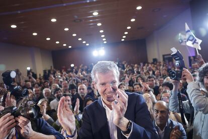 Alfonso Rueda saluda a militantes tras resultar ganador de las elecciones gallegas este domingo, en Santiago.