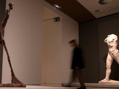 'El hombre que camina' de Giacometti (a la izquierda), frente al 'Hombre que camina' de Rodin en la exposición de la Fundación Mapfre 'Rodin-Giacometti'. 