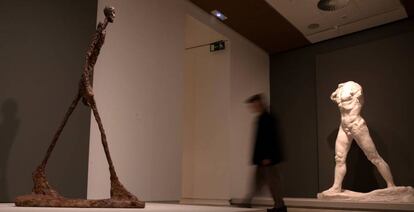 'El hombre que camina' de Giacometti (a la izquierda), frente al 'Hombre que camina' de Rodin en la exposición de la Fundación Mapfre 'Rodin-Giacometti'. 