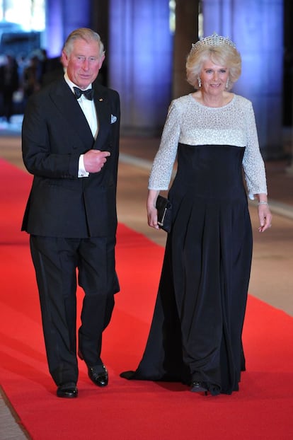 El príncipe de Gales, Carlos de Inglaterra, y su esposa Camila, duquesa de Cornualles, llegan a la cena de gala celebrada en el Rijksmuseum, Ámsterdam.