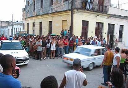 Habaneros observan la detención en el centro de la ciudad del periodista y poeta Raúl Rivero, el pasado  20 de marzo.

El periodista y poeta disidente Raúl Rivero.