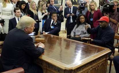 El rapero Kanye West charla con el presidente Donald Trump en el Despacho Oval de la Casa Blanca.