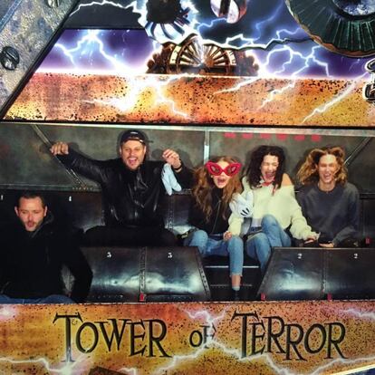 Las modelos y hermanas Gigi y Bella Hadid (tercera y segunda por la derecha, respectivamente), en la Torre del Terror de Disney.
