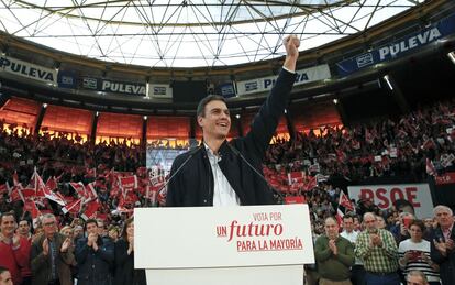 El candidato del PSOE a la Presidencia del Gobierno, Pedro Sánchez, ha logrado llenar este domingo 'La Fonteta' de Valencia con más de 8.000 personas, en el que va a ser el mayor mitin de la campaña del PSOE para estas elecciones generales.  Los socialistas valencianos, con el presidente de la Comunitat, Ximo Puig, a la cabeza, han logrado así organizar la mayor demostración de fuerza del PSOE en esta campaña, en la que, hasta ahora, sólo se habían hecho mítines de hasta 2.500 personas. Ese fue el lleno que tuvieron ayer sábado en Sevilla.