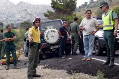 Miembros del Institut Balear de la Natura y bomberos esperan al juez junto al cadáver del piloto.