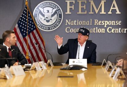 El presidente estadounidense Donald Trump participa en una reunión en el centro de coordinación para prevenir los efectos del huracán Dorian, en Washington (EE UU).
