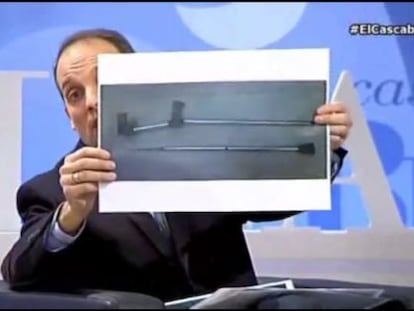 Captura de pantalla del programa El Cascabel donde el portavoz de la Confederación Española de Policía muestra la supuesta 'muleta-espada' utilizada por los manifestantes en el 22-M.