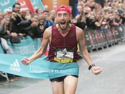 Carles Castillejo entra exultante en la meta como vencedor de la Behobia-San Sebastián.