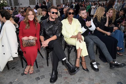 Carla Bruni, Jonathan Bailey, Naomi Campbell y Angus Cloud durante la Semana de la Moda de París, el 23 de junio de 2022 en París, Francia. 