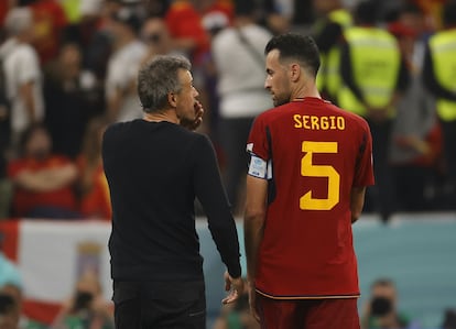 Luis Enrique y Sergio Busquets hablaban después del partido frente a Alemania. 