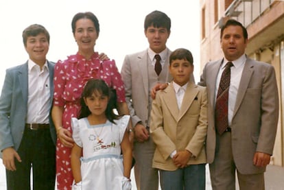 Clodoaldo Martín y Carmen Calvo, con sus cuatro hijos en una foto de los años setenta.