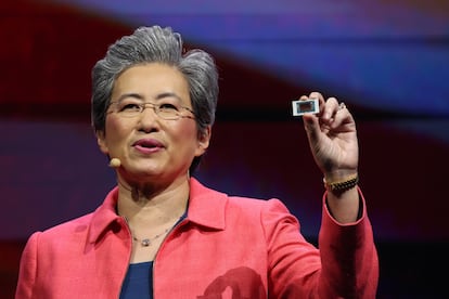 La consejera delegada de AMD, Lisa Su, muestra un procesador Ryzen AI 300 durante su presentación en el Computex de Taipéi.
