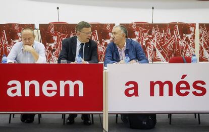 El president de la Generalitat, Ximo Puig, en el centro, con los líderes de UGT.