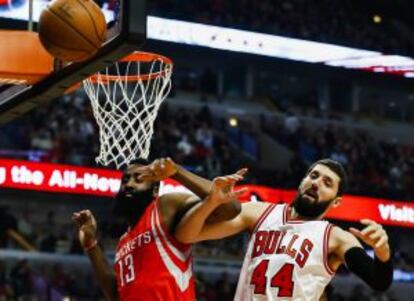 Mirotic y Harden pugnan por el balón.