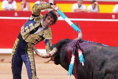 Juan Jos&eacute; Padilla coloca una banderilla al viol&iacute;n, en La Feria del Toro de San Ferm&iacute;n del a&ntilde;os pasado.