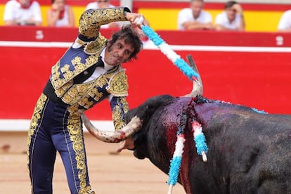Juan José Padilla coloca una banderilla al violín, en La Feria del Toro de San Fermín del años pasado.