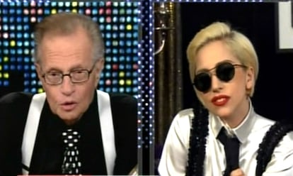 Lady Gaga ya forma parte de la larga lista de personalidades que han sido entrevistadas por el célebre presentador Larry King en Estados Unidos. La cantante de 24 años apareció <i>disfrazada</i> del periodista: con sus típicos tirantes, gafas y corbata, y no evitó tema alguno. King le preguntó acerca de la enfermedad que supuestamente sufre, el lupus, a lo que ella contestó que debe someterse a pruebas constantemente porque el mal es genético y está en su familia. También habló de la pena que sigue dándole la muerte de Michael Jackson y sobre su incesante defensa de los derechos de las minorías.