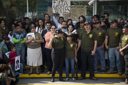 Nestora Salgado, rodeada de su gente en la puerta de la cárcel de Tepepan