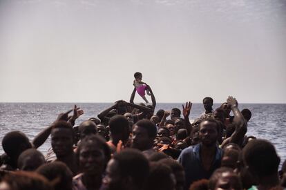 Migrants arriben a 12 milles nàutiques de la costa de Líbia, el 4 d'octubre.