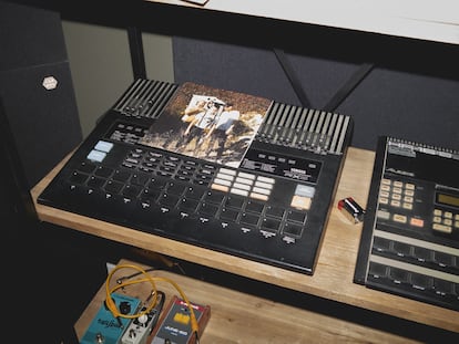 Mesa de sonido y, sobre ella, un vinilo de Antifan, otro de los grupos de la discográfica.