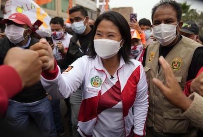 La candidata de la derechista Fuerza Popular ha recortado distancias y roza el empate con el populista de izquierda Pedro Castillo en las presidenciales de Perú. La estrategia de presentarse como la alternativa al caos le ha permitido situarse a apenas entre uno y dos puntos de su rival. En la imagen, Fujimori saluda a sus seguidores en el barrio de Puente Piedra, a las afueras de Lima, el pasado 1 de junio.