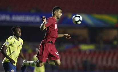Khoukhi controla el balón ante la mirada de Zapata en el Colombia-Qatar. 
 
 
 