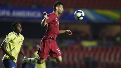 Khoukhi controla el balón ante la mirada de Zapata en el Colombia-Qatar. 
 
 
 