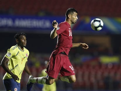 Khoukhi controla el balón ante la mirada de Zapata en el Colombia-Qatar. 
 
 
 