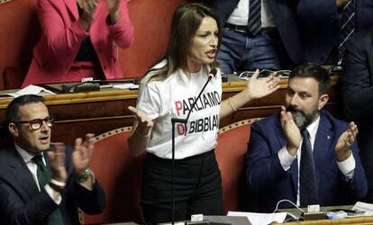 La senadora de la Liga Lucia Bergonzoni protesta, en plena intervención, luciendo una camiseta contra el PD.